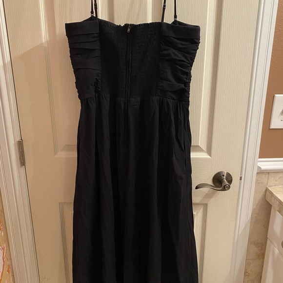 Reformation A-line With fitted ruched bodice and relaxed skirt, midi silhouette - Picture 6 of 7